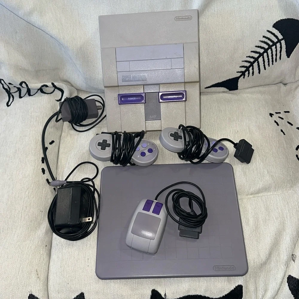 Super Nintendo Entertainment system 1991 with 2 controllers and mouse